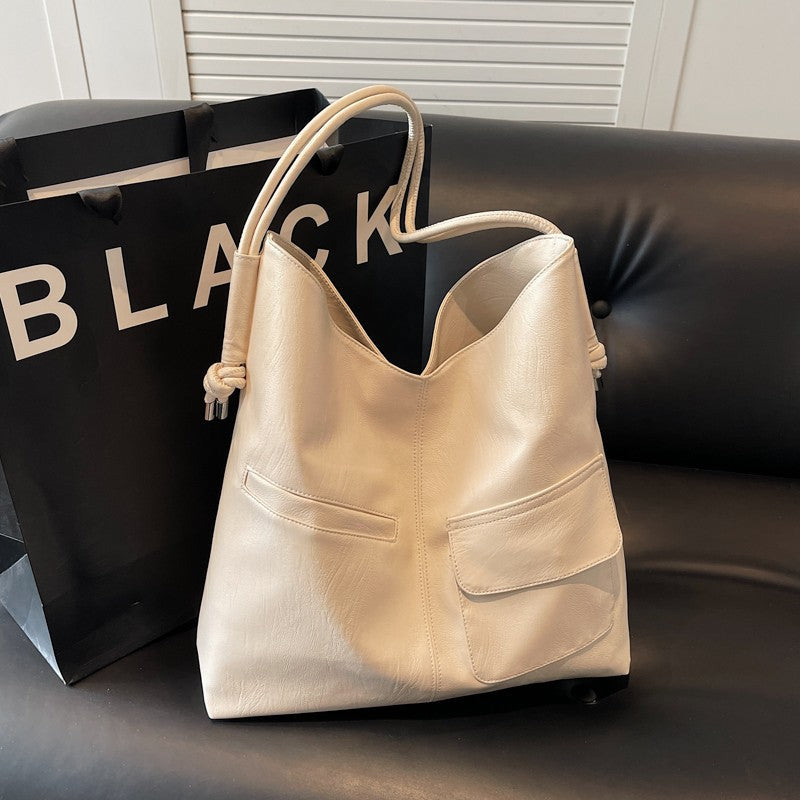 Casual tote bag with practical front pockets
