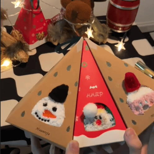 Christmas socks in gift box – plush house & cuddle socks – universal size