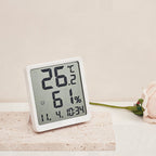 Digital thermohygrometer with accurate display