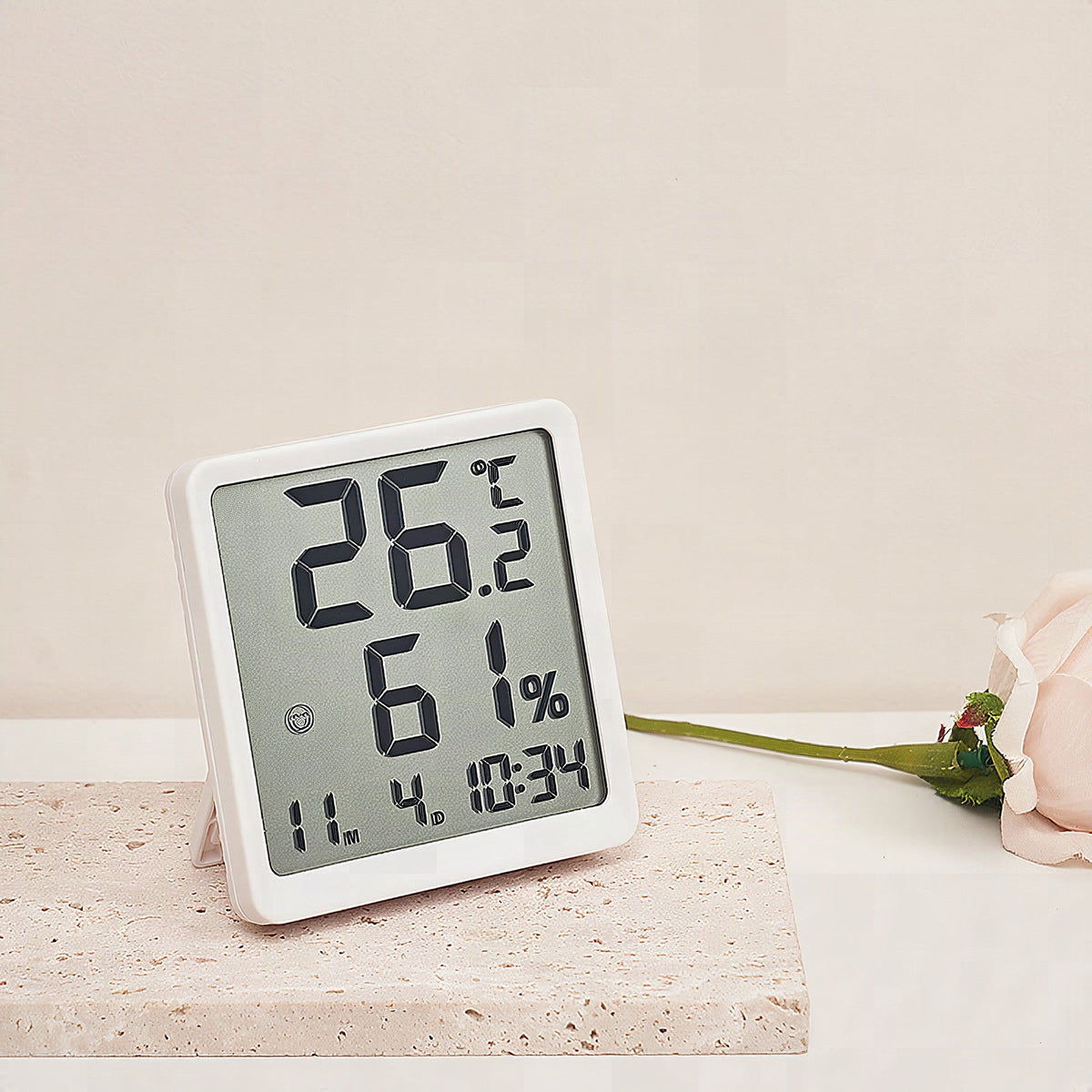 Digital thermohygrometer with accurate display