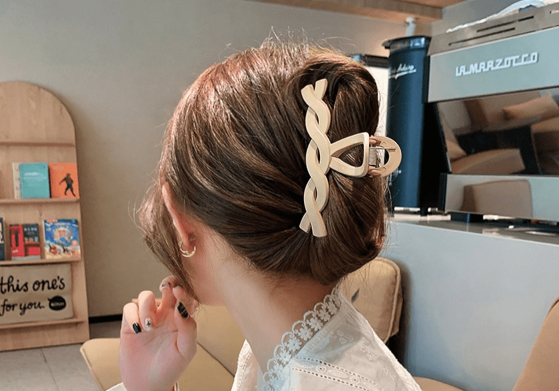 Elegant hair clip with strong hold for every hair type