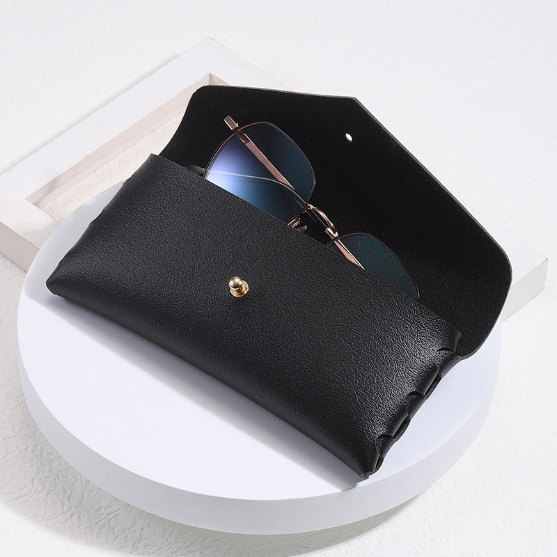 Elegant Phone Case in Minimalist Leather Design