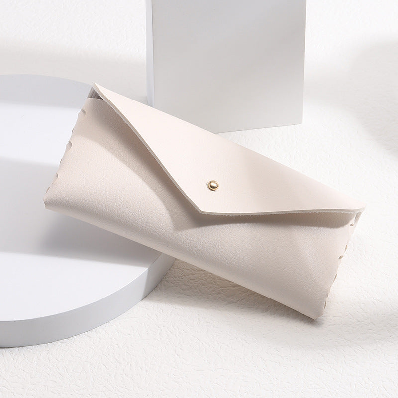 Elegant Phone Case in Minimalist Leather Design