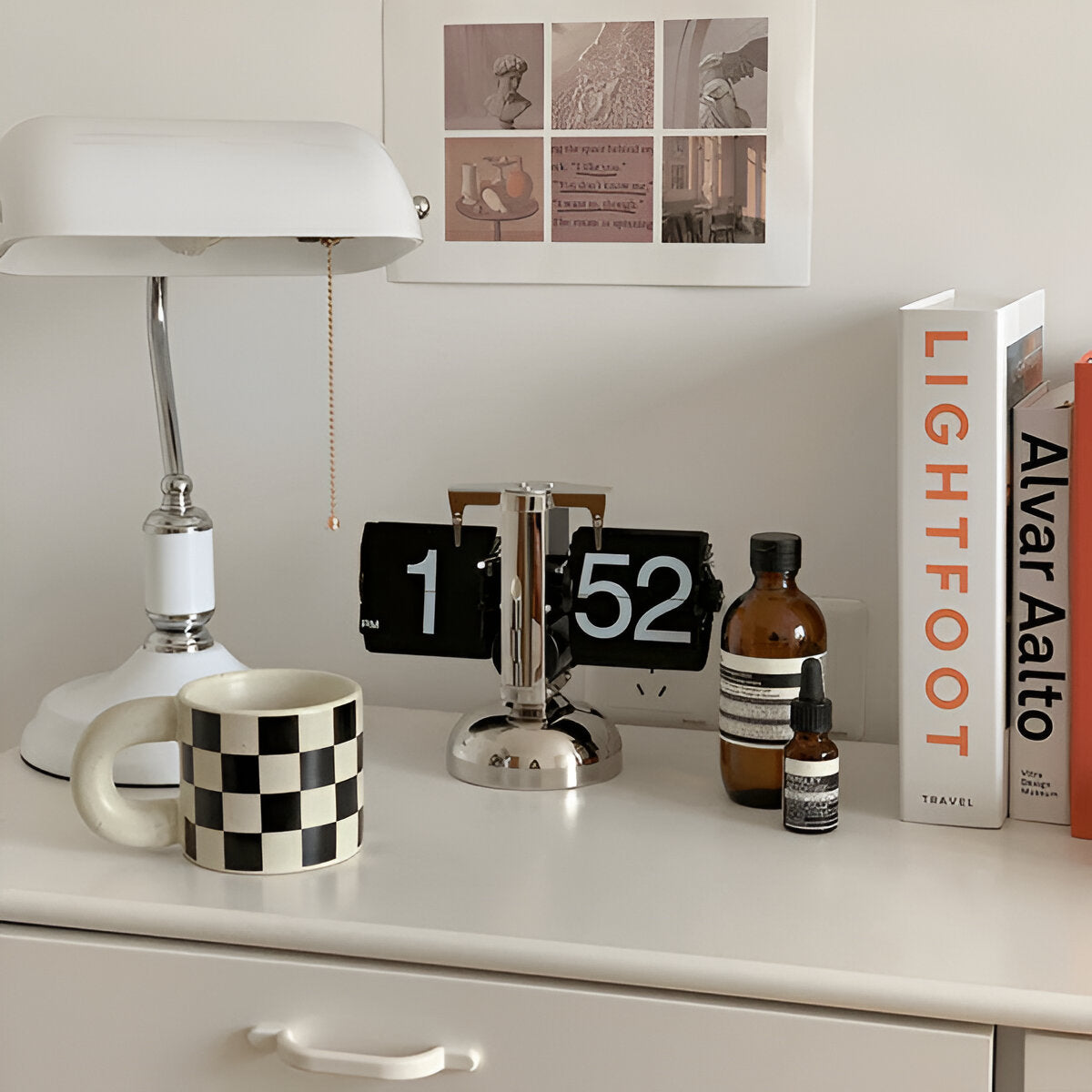 Minimalist Flip Clock with Automatic Rotation