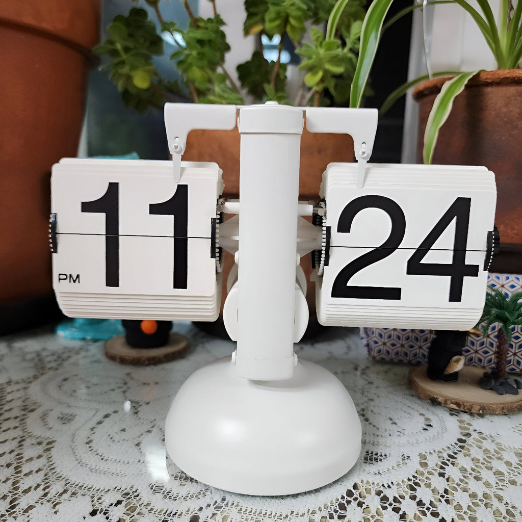 Minimalist Flip Clock with Automatic Rotation