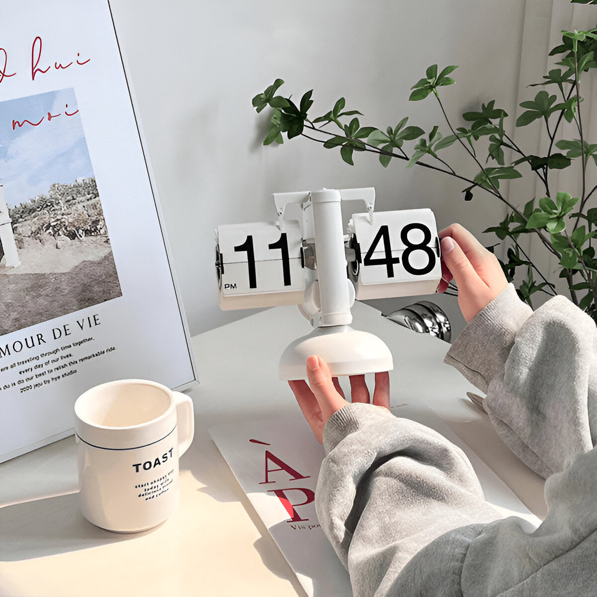 Minimalist Flip Clock with Automatic Rotation