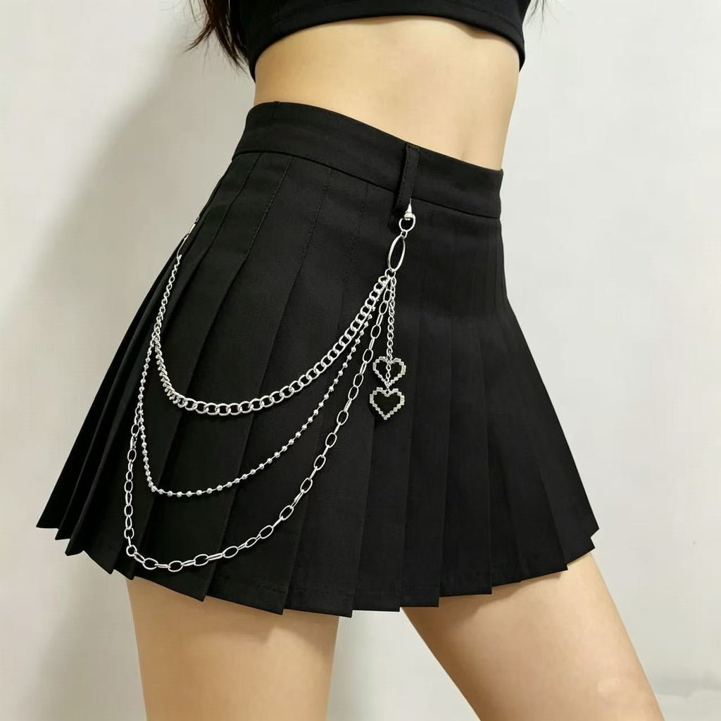 Pleated skirt with stylish chains