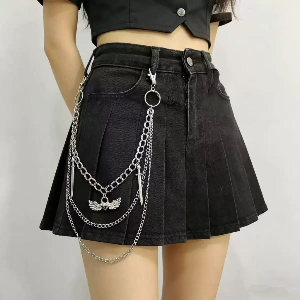 Pleated skirt with stylish chains