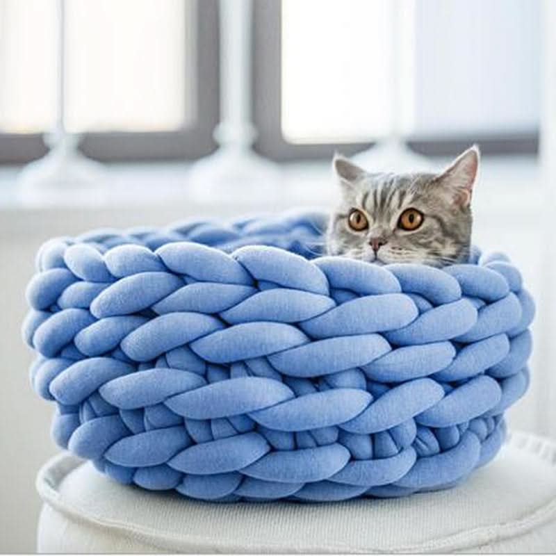 Soft woollen basket for pets with high edge support