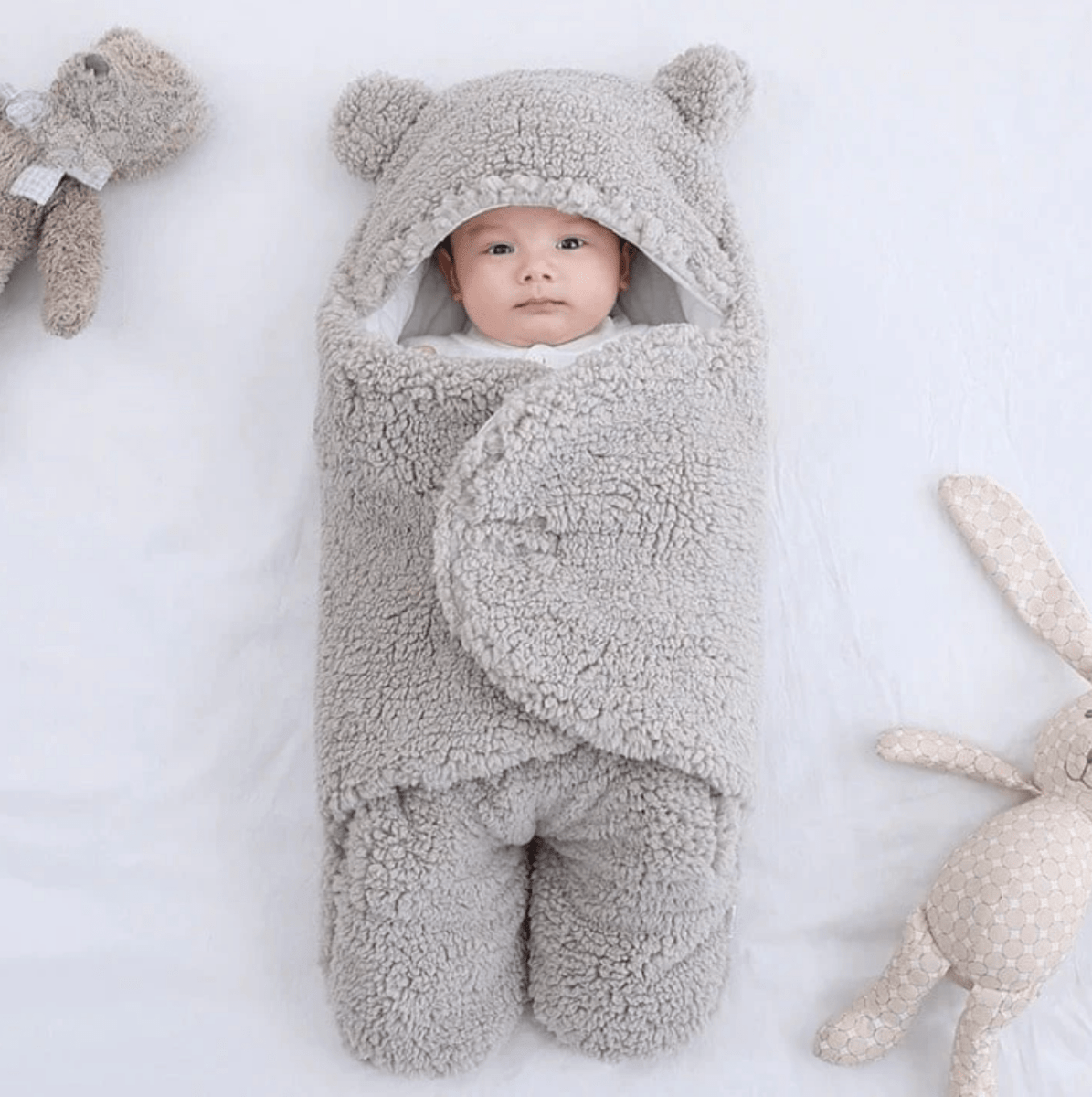 BONEROSHOP sleeping bag in car seat, demonstrating compatibility with infant carriers and travel systems.