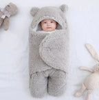 Baby sleeping peacefully in white BONEROSHOP sleeping bag, demonstrating comfort for naps at home.