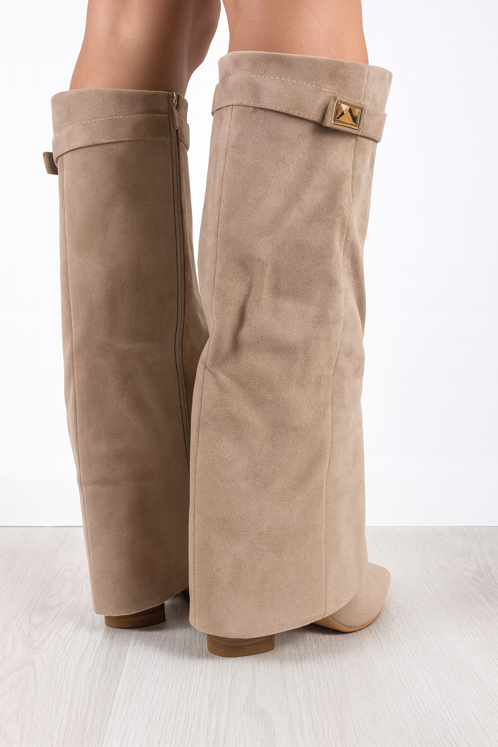 Close-up of BONEROSHOP women's knee-high boots showcasing premium leather texture and sophisticated finish.