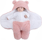Newborn snuggled in white BONEROSHOP sleeping bag, showing breathable material and cosy winter warmth.