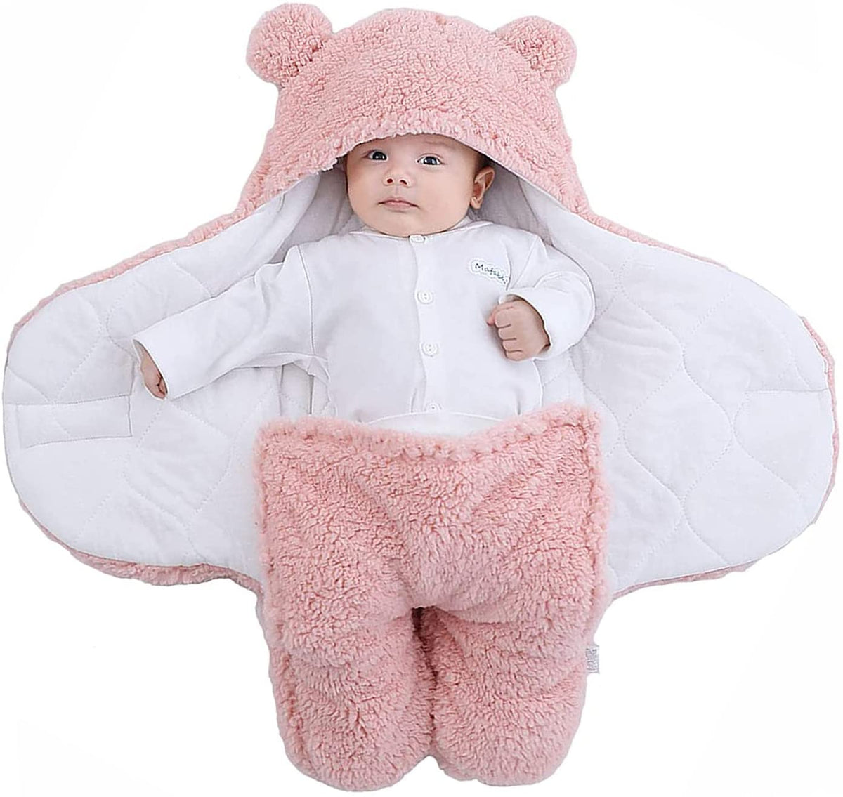 Newborn snuggled in white BONEROSHOP sleeping bag, showing breathable material and cosy winter warmth.