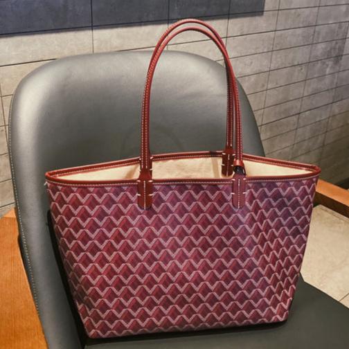 Stylish green women's handbag with ample storage space and refined aesthetic